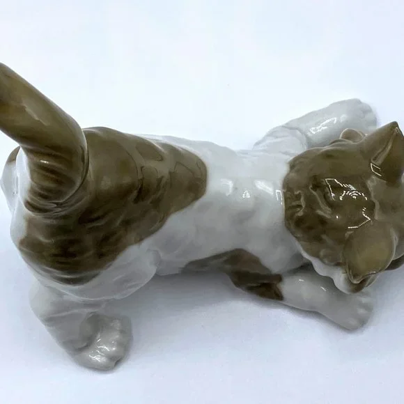 Retired LLADRO "Playful Cat #5019" figurine, 4.5" mint